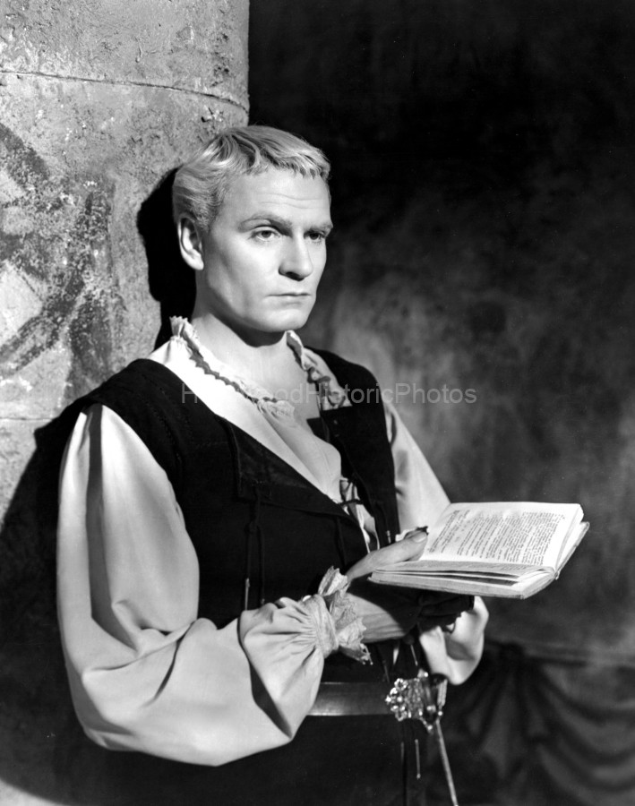 Laurence Olivier 1948 As Hamlet WM.jpg